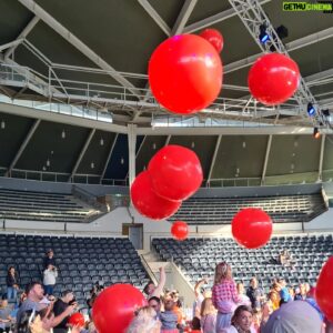Matthew Okine Instagram - No better way to spend a Sunday morning than by being a part of @queensland's world record attempt for the biggest game of keepy uppy ever. I have no idea what the previous record was but we beat it! Damn it feels good to be a champion. #Brisbane #thisisqueensland