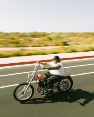 Matty Matheson Instagram - COUPLE BREAK IN MILES IN HB! @cyclezombies @steels21 @12valve_ranch @collier.ott 1947FL KNUCKLEHEAD. TENDER FLESH.