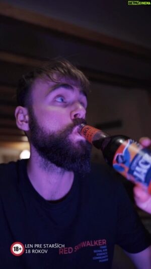 Matúš Okajček Instagram - SÚŤAŽ 🦜 Tiež sa tešíš na ten zlomový moment, kedy opadne vianočný stres a ty si budeš môcť užiť koniec roka s kamošmi? 
Označ do komentu najväčšieho party človeka ktorého poznáš a zásoba alko drinkov Captain Jack Exotic Daiquiri môže byt tvoja 🥳 Potom ti nebude už nič brániť užiť si posledný deň v roku s partiou tvojich NAJ (a s pirátom medzi pivami 😉) 
Losujeme 2 výhercov. Pravidlá súťaže nájdeš na profile @captain.jack.sk v BIO 

#captainjacksk #piratmedzipivami #partyanimals #sutaz #pitezodpovedne #18 