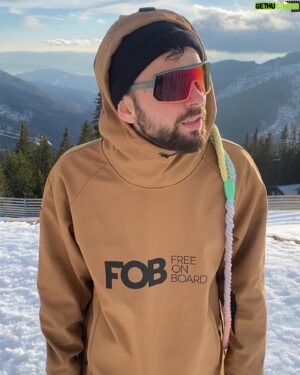Matúš Okajček Instagram - ❄️Sezóna zahájená, síce bol šesť stupňoví úpek a sneh bol príšerný, ja ⛷️ aj @ciri_okajcek ☃️ sme si to moc užili 🥶 Obliekal ma @4f_official #4F #WinterManifest #paidpartnership