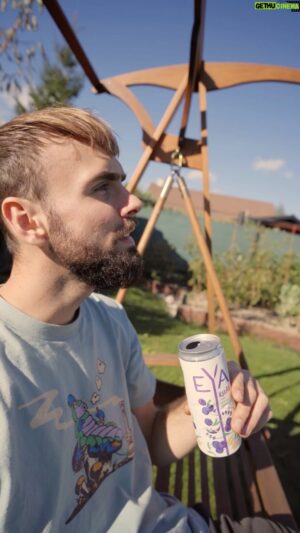 Matúš Okajček Instagram - Prišiel mi balík s tromi príchuťami EYA drinkov. Každý má niečo do seba, ale mne najviac chutil a aj vibračne vyhovoval čučoriedka-levandula, aka ZRELAXOVANÝ CHILLER. Každopádne odporúčam skúsiť a nájsť si svojho favorita, najmä tým ktorý moc nemusia presladené vody... @eyadrink.sk #chiller #spolupraca