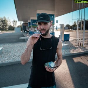 Matúš Okajček Instagram - Už dlho sa mi nestalo, že by som šiel na wake a niečo si nezabudol. Ešte že mám na ceste OMV ktorá ma vždy zachráni... 😅Je to pumpa no.1 ,čo sa týka výberu a nielen pre to ,že ich politika mi príde najpríťažlivejšia, ale aj pre to ,že tu nájdem vždy všetko čo potrebujem ✌🏻 Plus mám za každý nákup a tankovanie body, ktoré potom vymieňam za super snacky alebo kávu 😉 V lete mám aj naplánovaní roadtrip s dodávkou, tak som zvedavý koľko bodov v appke OMV MyStation nazbieram 😆 
#OMV #letovkufri #spolupraca