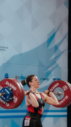 Maude Charron Instagram - A 124 kg clean & jerk makes for a Gold Medal sweep in the 59kg weight class for @m_charron28! 🥇🧹

#powerandgraceperformance #makelifts #family