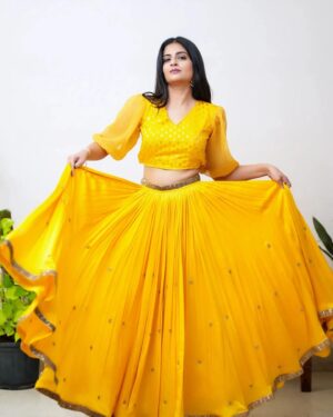 Maulika Patel Instagram - Haldi Outfit 💛
New designs on your way dropping soon! 😊
.
.
.
Pictures by @lenslife_creation
In frame : @maulikapatel
#VED #Vrushtisethnicdesigns #ethnic #designer #outfits #haldi #ethnicwear #indian #fashion