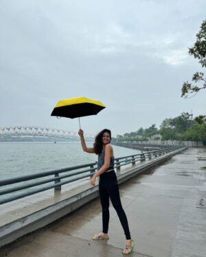 Maulika Patel Instagram - कोई लड़की है, जब वो हँसती है बारिश होती है,
छनक छनक छुम छुम ☔️ 
चाक धूम धूम चाक धूम धूम चाक धूम धूम चाक 💃 

#favoriteseason #rain #music #dance #fun #happyvibes #beautifulweather #riverfront #ahmedabad #friendship #forever #monsoon #ilovemyblessedlife💕