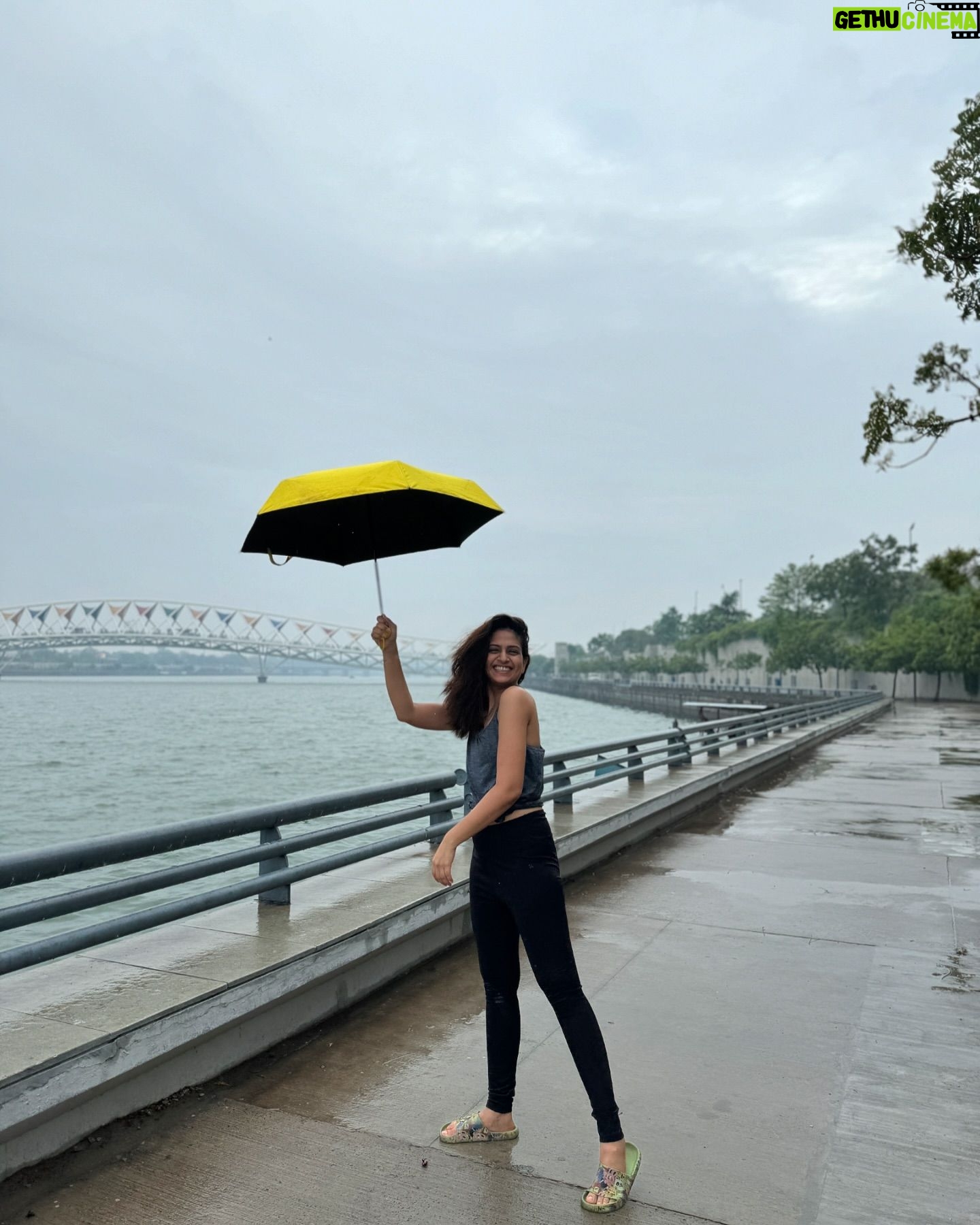 Maulika Patel - 821 Likes - कोई लड़की है, जब वो हँसती है बारिश होती है,
छनक छनक छुम छुम ☔️
चाक धूम धूम चाक धूम धूम चाक धूम धूम चाक 💃
#favoriteseason #rain #music #dance #fun #happyvibes #beautifulweather #riverfront #ahmedabad #friendship #forever #monsoon #ilovemyblessedlife💕