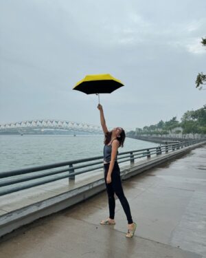 Maulika Patel Instagram - कोई लड़की है, जब वो हँसती है बारिश होती है,
छनक छनक छुम छुम ☔️ 
चाक धूम धूम चाक धूम धूम चाक धूम धूम चाक 💃 

#favoriteseason #rain #music #dance #fun #happyvibes #beautifulweather #riverfront #ahmedabad #friendship #forever #monsoon #ilovemyblessedlife💕