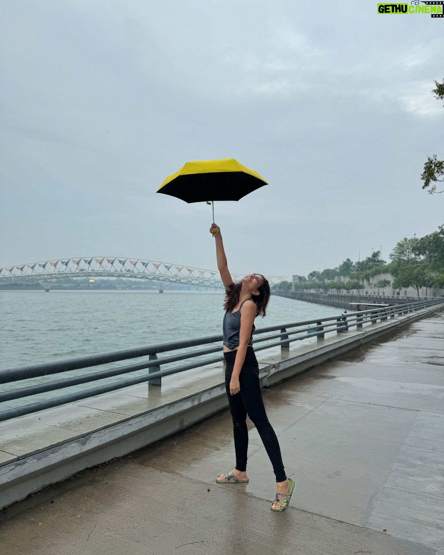 Maulika Patel - 821 Likes - कोई लड़की है, जब वो हँसती है बारिश होती है,
छनक छनक छुम छुम ☔️
चाक धूम धूम चाक धूम धूम चाक धूम धूम चाक 💃
#favoriteseason #rain #music #dance #fun #happyvibes #beautifulweather #riverfront #ahmedabad #friendship #forever #monsoon #ilovemyblessedlife💕