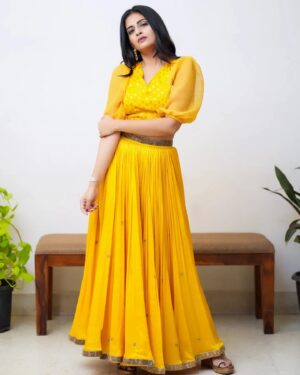 Maulika Patel Instagram - Haldi Outfit 💛
New designs on your way dropping soon! 😊
.
.
.
Pictures by @lenslife_creation
In frame : @maulikapatel
#VED #Vrushtisethnicdesigns #ethnic #designer #outfits #haldi #ethnicwear #indian #fashion