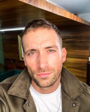 Mauricio Hénao Instagram - Quede como para el Army ✂️ les gusta el look? Short hair feels windy good 🤪