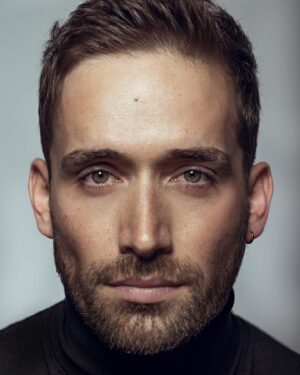 Mauricio Hénao Instagram - 📷 🖤Just closer to you 

#actor #headshots
 by @mauriciovillahermosa