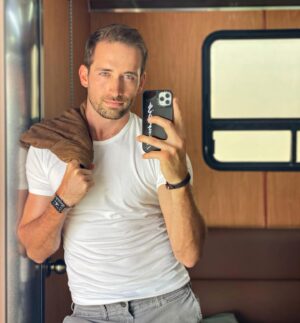 Mauricio Hénao Instagram - A poco de terminar este personaje 🎭🤘🏻que viaje  me diste  #MateodelMonte  retante como me gustan …. #Actor #actorslife #camperlife