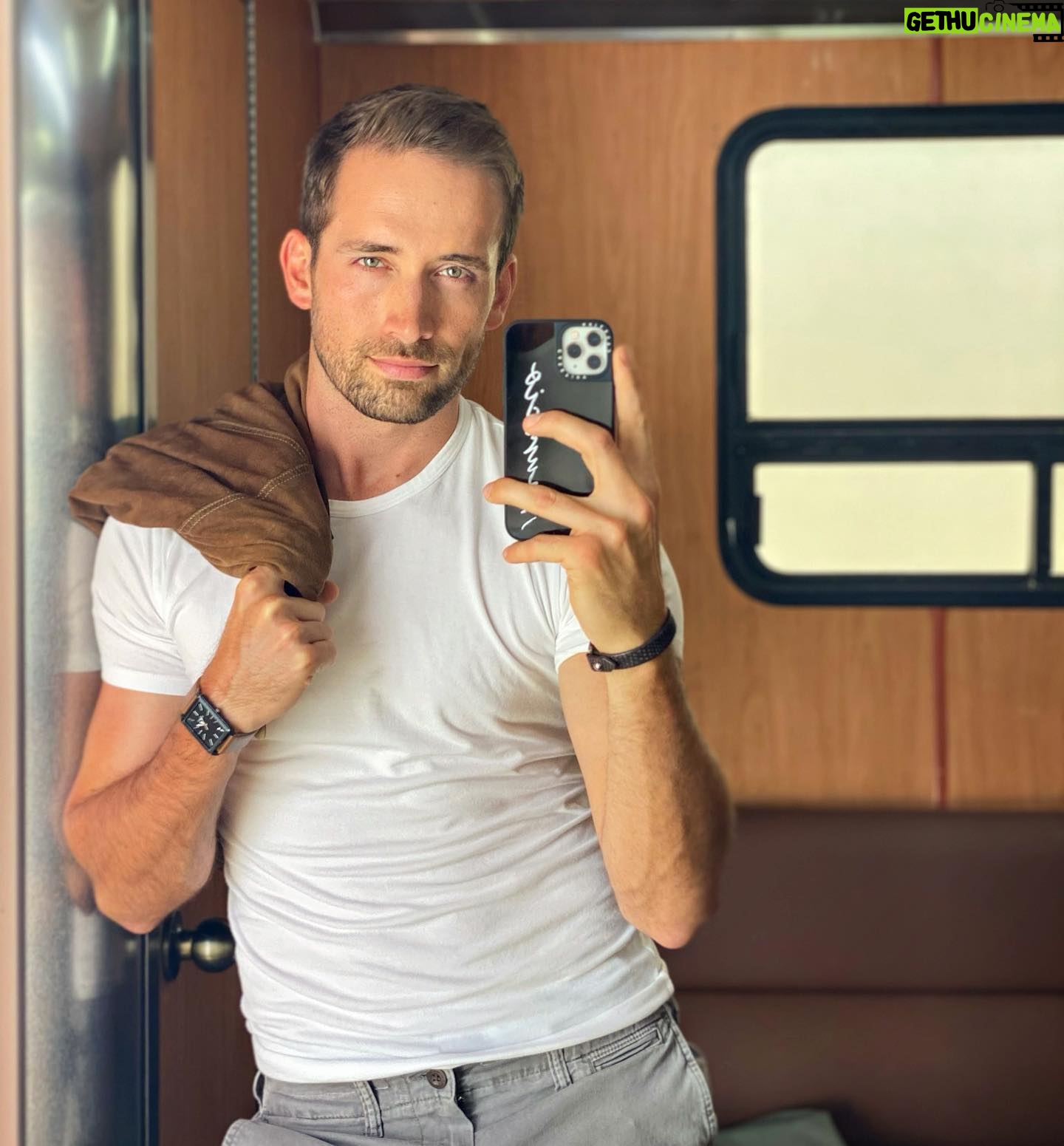 Mauricio Hénao - 24.6K Likes - A poco de terminar este personaje 🎭🤘🏻que viaje me diste #MateodelMonte retante como me gustan …. #Actor #actorslife #camperlife