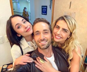 Mauricio Hénao Instagram - Mucho amor a Mateo de estas dos bellezas @paumatos & @michellerenaud ❤️. Los vemos esta noche 8:30pm @canalestrellas #LaHerencia