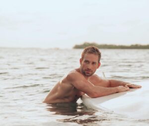 Mauricio Hénao Instagram - Un verano con mucho trabajo.. 
 🍿🎬 #series #2023 #perfilfalso 

📸 @renatabolivar