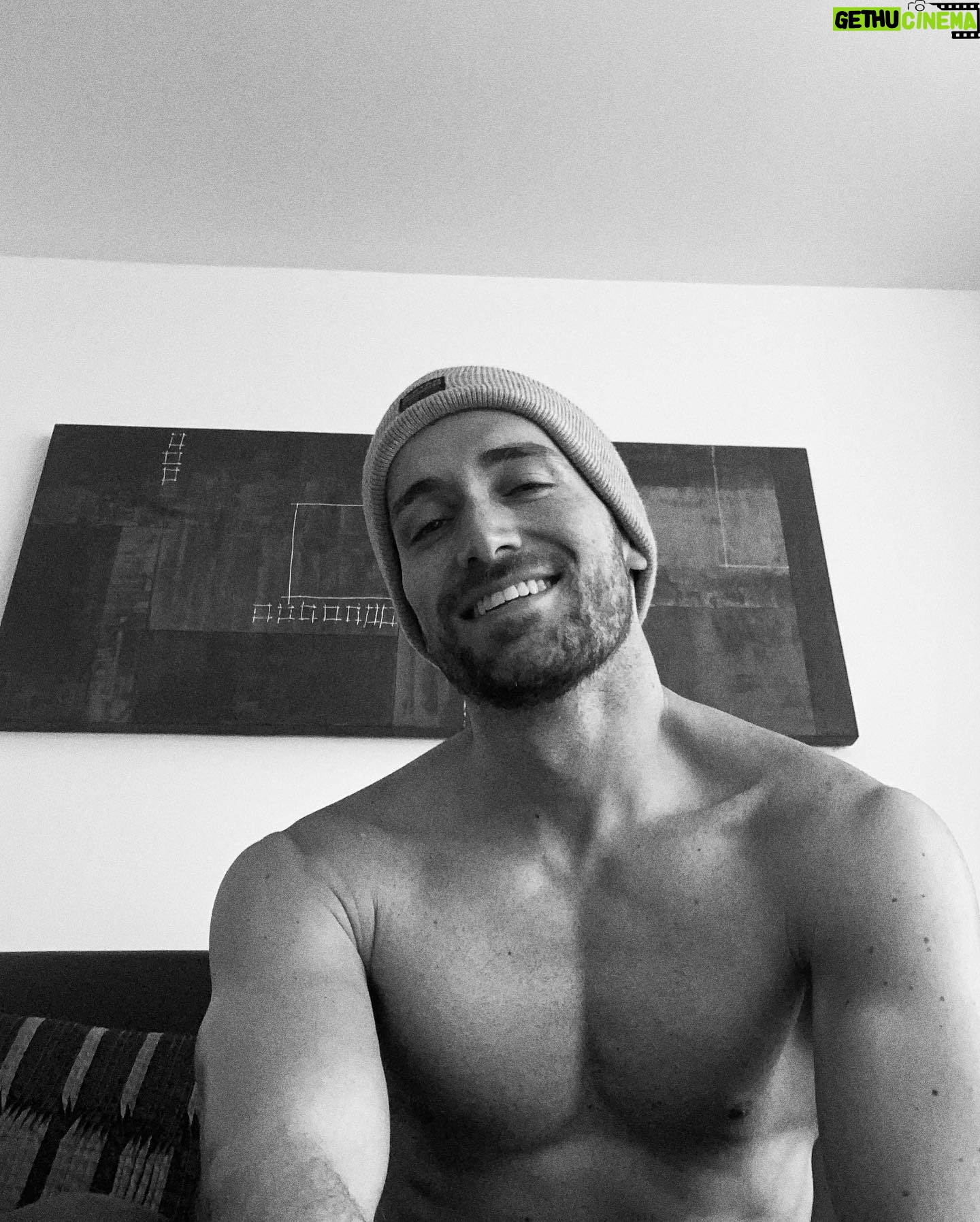 Mauricio Hénao - 22.3K Likes - Hoy me doy el dia sin prisas..::: self love they call it ✨✨
Que tengan un gran dia