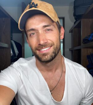 Mauricio Hénao Instagram - Mexico se cumplio siempre agradecido,  ahora Maletas y vamonos a otro país nuevo proyecto nuevos retos 🎭🎬🌎 

#Series #netflix  #actorslife