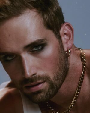 Mauricio Hénao Instagram - Familia mucho por celebrar somos 1 millón por aquí en iG, gracias a todos los por el cariño 💥🥂
les dejo estas fotos que hicimos cuando Rodaba Perfil Falso 🔥 #adrianferrer #netflix #perfilfalso 

Equipazo 📸
@delvecchio21 
@bigottiyo 
@ankarlucia