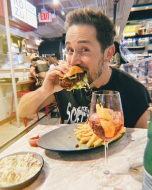 Mauricio Hénao Instagram - Sunday stroll 🚶🏼‍♂️🍔🏀 que hicieron hoy?