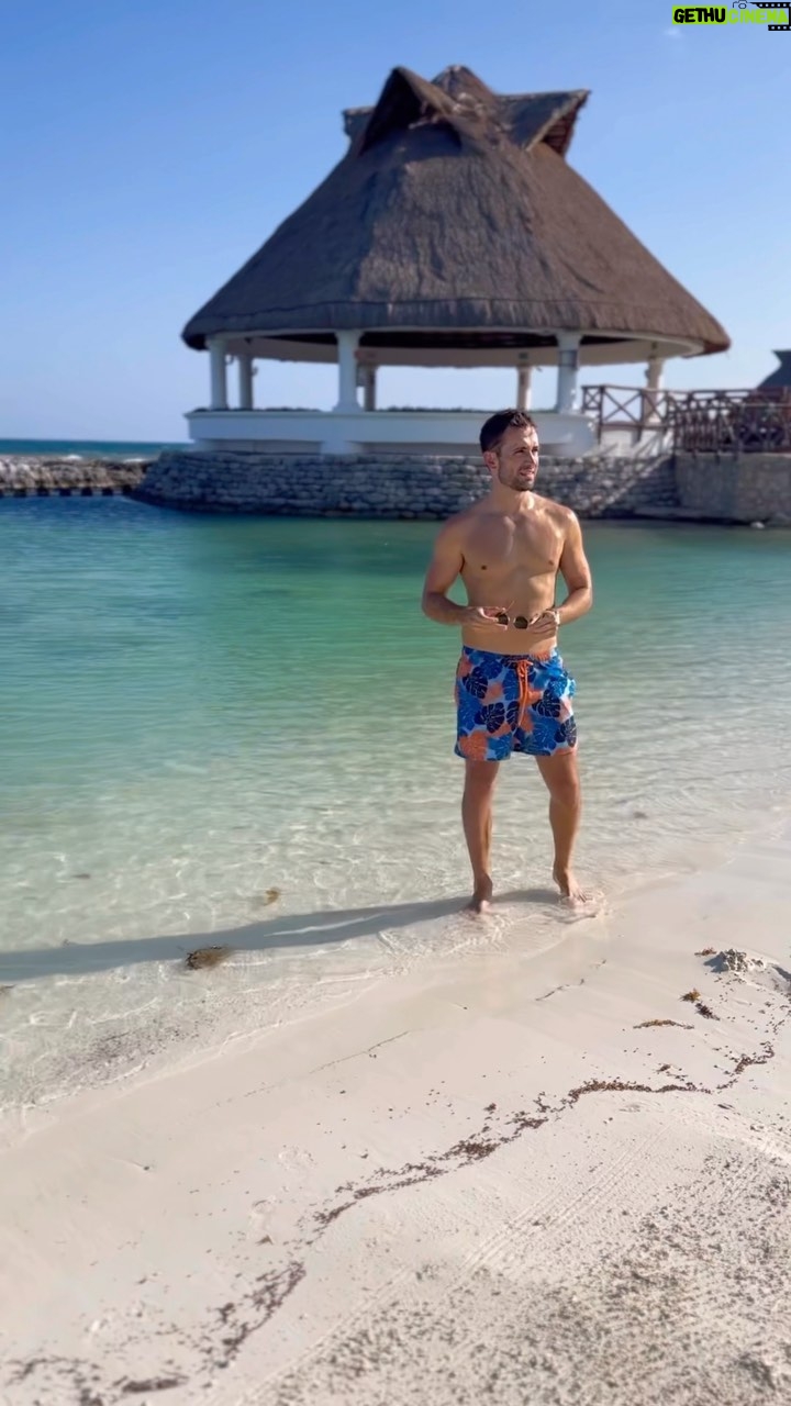 Mauricio Hénao - 22.4K Likes - Chapuzón de Domingo 🌊 espero que tengan un gran día y sigan pegados a Perfil Falso
@hrhrivieramaya 🌴 #hrhrivieramaya
Beachwear @capellemiami