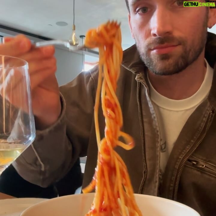 Mauricio Hénao - 24.1K Likes - NY weekend getaway, I love you crazy town! Sunsets and Pasta is all you need ❤️