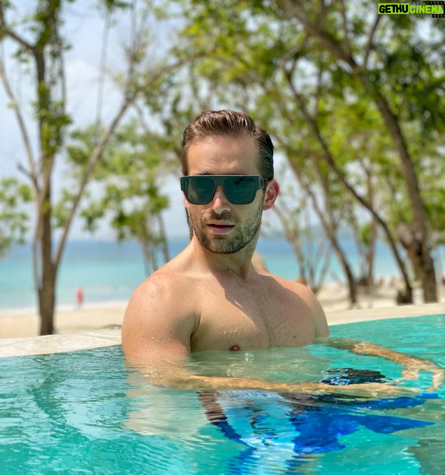 Mauricio Hénao - 24.4K Likes - Blues everywhere 🥂