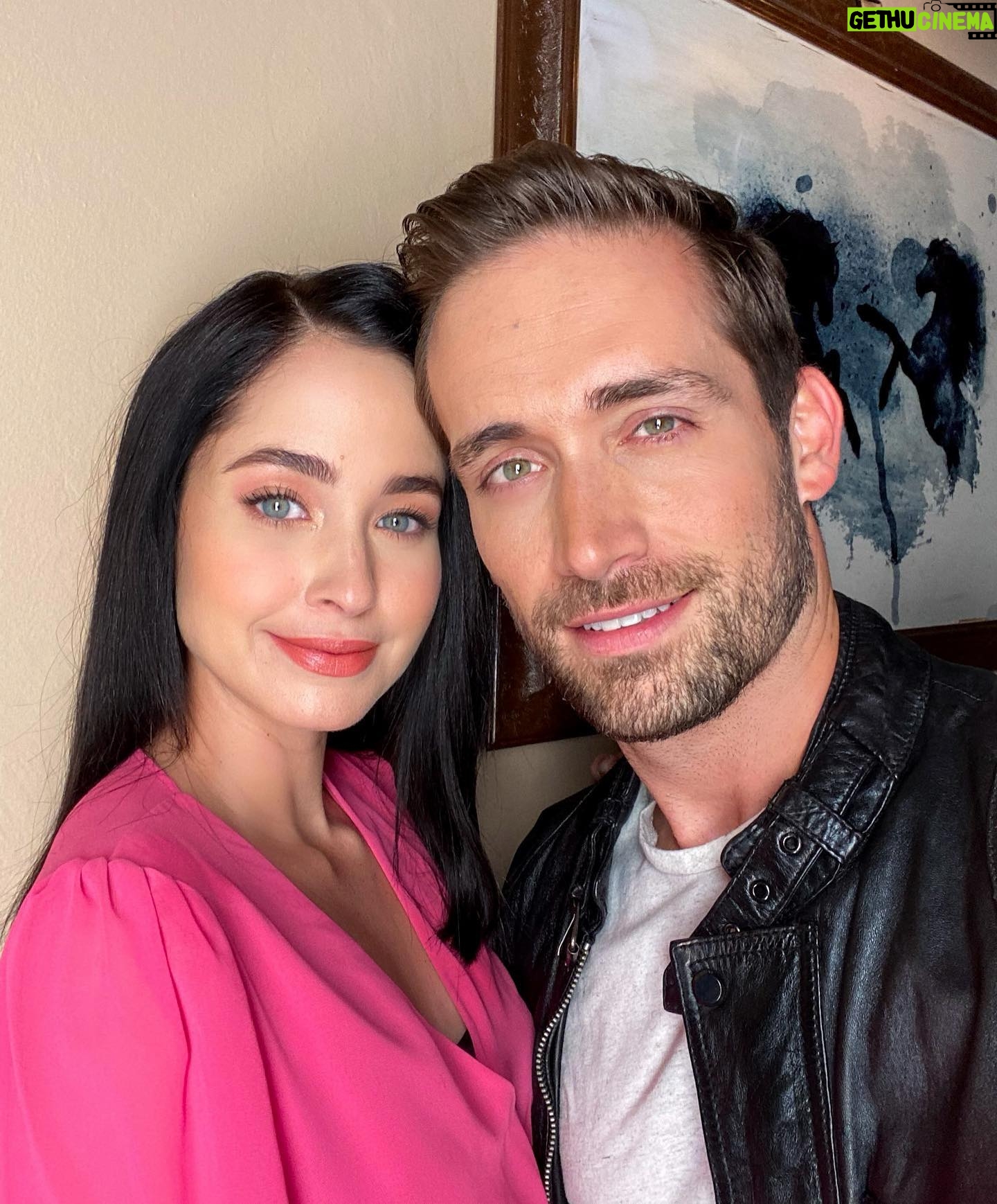 Mauricio Hénao - 23.6K Likes - Por aquí grabando con @paumatos aka #Julieta ❤️ 🎥 que les parecio el capítulo de estreno de La Herencia? Se vienen secretos de estos dos 🤫
#juliteo #shipeo los veo esta noche 8:30pm