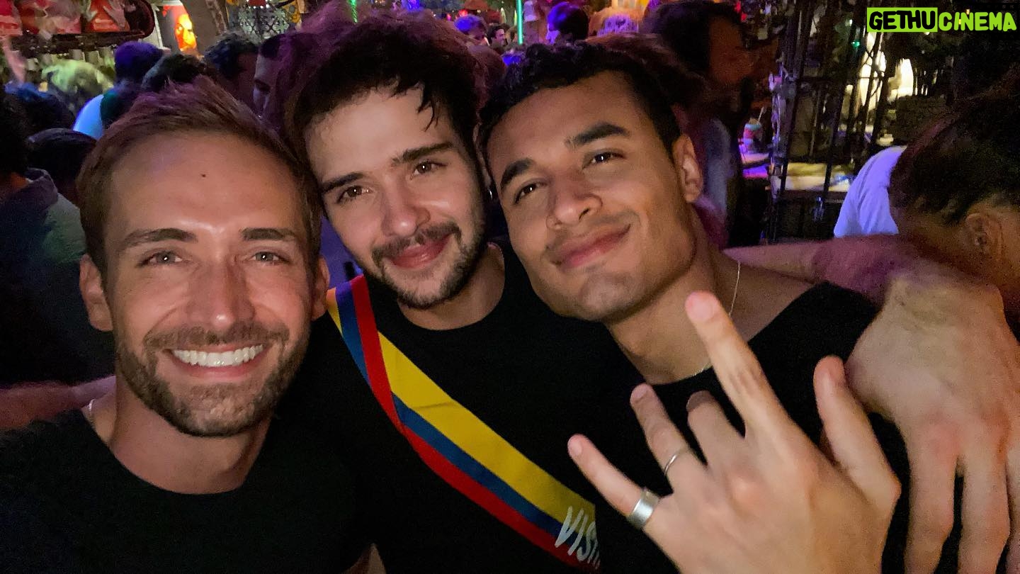 Mauricio Hénao - 37.4K Likes - Me cuentan que los secretos de este trío los tienen pegados 🔥🥵🎬 @juliancerati @felipelondonoo #PERFILFALSO #FAKEPROFILE
Agradecido por este reto @pillanes @marthagodoy2000 @stopello ❤️🍿 @netflixlat