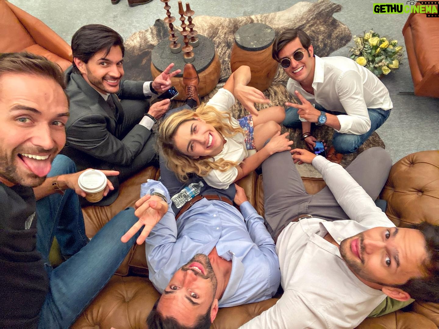 Mauricio Hénao - 30.2K Likes - A días de finalizar este proyecto con estas personas 🎬❤️ 5 meses de entrega y amistad!! Gracias compañeros
@michellerenaud @emmanuelpalomares @danielelbittar @matlechat @juanpgil #laherencia