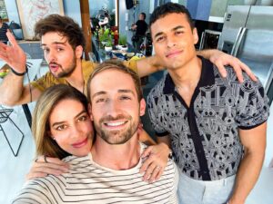 Mauricio Hénao Instagram - Dos hermanos el mismo amante y un prometido que no es quien dice ser.. #perfilfalso 🔥🔥🔥. Quien anda disfrutando esta locura?

@lamuelagonzalez @juliancerati @felipelondonoo @netflixlat @netflixcolombia
