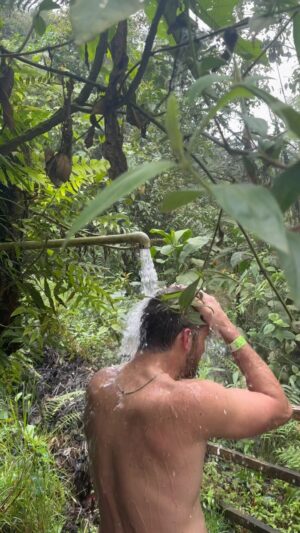 Mauricio Hénao Instagram - escaparme del caos RESPIRAR recargarme y conectar con madre naturaleza es magico. 
Cuidemos de ella 🌎🌱🌿🍃 

#colombia #hotsprings #termales #nature