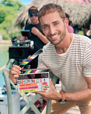 Mauricio Hénao Instagram - 4ta semana rodando este gran proyecto con un equipo Maravilloso 🎬 no se imaginan lo que viene 🔥. 
“Perfil Falso”  @netflixlat  @muynetflix  #Colombia ✍🏻 @pillanes