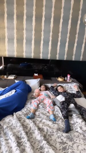 Mauricio Islas Instagram - Cuando llagas de trabajar tarde y las bendiciones madrugan ¿A quién le ha pasado?  #funny #family #fun #video #love NINGÚN NIÑO FUE LASTIMADO EN ESTE VIDEO para los que se preocupan por el almohadazo 😂😂😂
