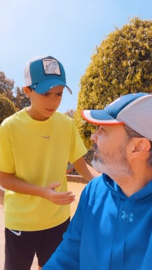 Mauricio Islas Instagram - Ya lo dije antes que también podemos usar las redes para conectar con nuestros hijos de una manera divertida, como me hace reír este chamaco 🤣🤣🤣 #family #fun #love #funny #video