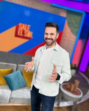 Mauricio Islas Instagram - ¡Nuestros galanazos @mauricioislas y @tacherman te esperan mañana en punto de las 9:30 am en #SaleElSol por @imagentvmex! 🤩✨🕺🏻☀️📺
