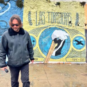 Mauricio Jürgensen Instagram - Lluvia, viento, temporal en el Puerto Principal. Pero igual seguimos en las calles de Valparaíso para hacer nuestro recorrido @joyasdevalpo de este 2024. Esta vez nos fuimos a una de las avenidas más tradicionales del Puerto Principal. La reconocen?
Este jueves estrenamos un nuevo capítulo de Joyas. L@s esperamos!

Producción y fotos: @elevense.rap

@optica_roloiceroni
@cayetana_leathers
@nixon_chile
@wild_lama

#patrimonio #valparaíso #cultura #porteñista #programa #periodismo #panorama #joyadelpacifico