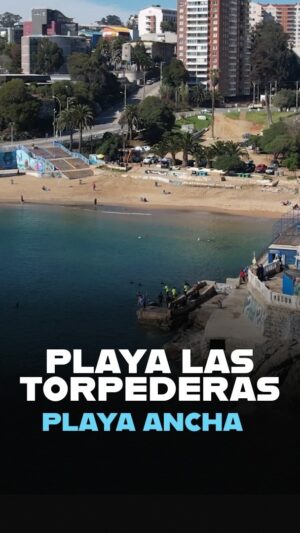Mauricio Jürgensen Instagram - 🥰¿Cómo olvidar el primer piquero? 🏊‍♀️ junto al callejero @mauriciojurgensenr recorremos el balneario por excelencia #PlayaLasTorpederas 🏖️

¿Qué recuerdos tienes acá?😍💕

🎥 @isidora_pg 
💎 @municipiovalpo @elevense.rap 
🎶 @___consuelohm 

#Valparaiso #Valpo #Torpederas