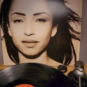 Mauricio Jürgensen Instagram - Vinilo de Viernes
The Best of Sade (1994)
SADE

Esta joya recopilatoria llega a mi colección de discos gracias a los buenos de @bigstore_cl, viejos amigos con 14 años de trayectoria y una tremenda amplitud de estilos para los amantes de la buena música como este servidor. Lo pueden comprobar en bigstore.cl 

Que tengan buen comienzo de fin de semana 
Y ojo con Sade, que hay luna llena...

@houseofmarleychile 
@houseofmarley