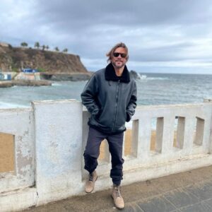 Mauricio Jürgensen Instagram - Lluvia, viento, temporal en el Puerto Principal. Pero igual seguimos en las calles de Valparaíso para hacer nuestro recorrido @joyasdevalpo de este 2024. Esta vez nos fuimos a una de las avenidas más tradicionales del Puerto Principal. La reconocen?
Este jueves estrenamos un nuevo capítulo de Joyas. L@s esperamos!

Producción y fotos: @elevense.rap

@optica_roloiceroni
@cayetana_leathers
@nixon_chile
@wild_lama

#patrimonio #valparaíso #cultura #porteñista #programa #periodismo #panorama #joyadelpacifico