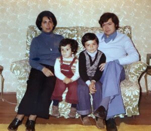 Mauricio Jürgensen Instagram - Los 80, quizás antes, la verdad. 1978, 79, por ahí. Mi madre Rosa, yo de jardinera, mi hermano Ernesto y mi padre, que partió el 2010 y al que todavía echo demasiado de menos. Un beso al cielo. O a dónde sea que estés. Sigues acá, viejo.