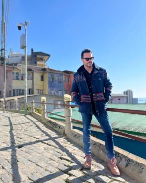 Mauricio Jürgensen Instagram - Seguimos aplanando las calles de Valparaíso para hacer nuestro recorrido @joyasdevalpo de este 2024. Esta vez nos fuimos a uno de los más hermosos barrios del Puerto. ¿Sabían de la existencia de este museo a cielo abierto?
Esta semana estrenamos un nuevo capítulo de Joyas. L@s esperamos!

Producción: @elevense.rap y @tomasflojo.
Fotos: @matipentos
La canción es de Los Panchos.

@nixon_chile
@wild_lama

#patrimonio #valparaíso #cultura #porteñista #programa #periodismo #panorama #joyadelpacifico
