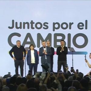 Mauricio Macri Instagram - ARGENTINA ENTRA EN UN CAMBIO DE ERA 

Hoy fue un día largo y lleno de emociones. Los resultados lo confirman: la Argentina está entrando en un cambio de era que deja definitivamente atrás ideas dañinas que han ocasionado solamente problemas, pobreza y desunión. Felicitaciones a Patricia por la campaña, por la fuerza y el corazón que le puso. Gracias también a Horacio por haber puesto todo lo que hay que poner para fortalecer, como fortaleció esta primaria, no solo a Juntos por el Cambio sino también al PRO. 
Sumando los resultados de Javier Milei y los nuestros, es enorme esta mayoría de argentinos que planteamos un cambio profundo como no existió en décadas. Gracias a todos los que nos acompañaron. 
Felicitaciones a Néstor Grindetti, a Jorge Macri, a Martín Lousteau y a Diego Santilli. Mañana comienza un nuevo partido, una nueva conversación, un nuevo debate. A trabajar juntos, con toda la fuerza que sabemos, para llevar nuestro mensaje.