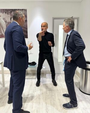Mauricio Macri Instagram - 4!!! Felicitaciones @mancity, Pep y Khaldoon Al Mubarak