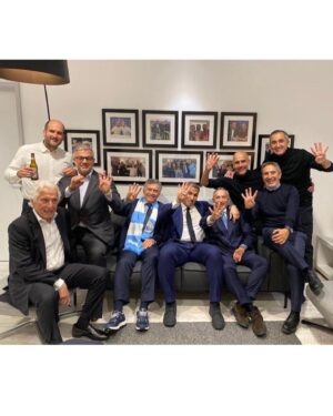 Mauricio Macri Instagram - 4!!! Felicitaciones @mancity, Pep y Khaldoon Al Mubarak