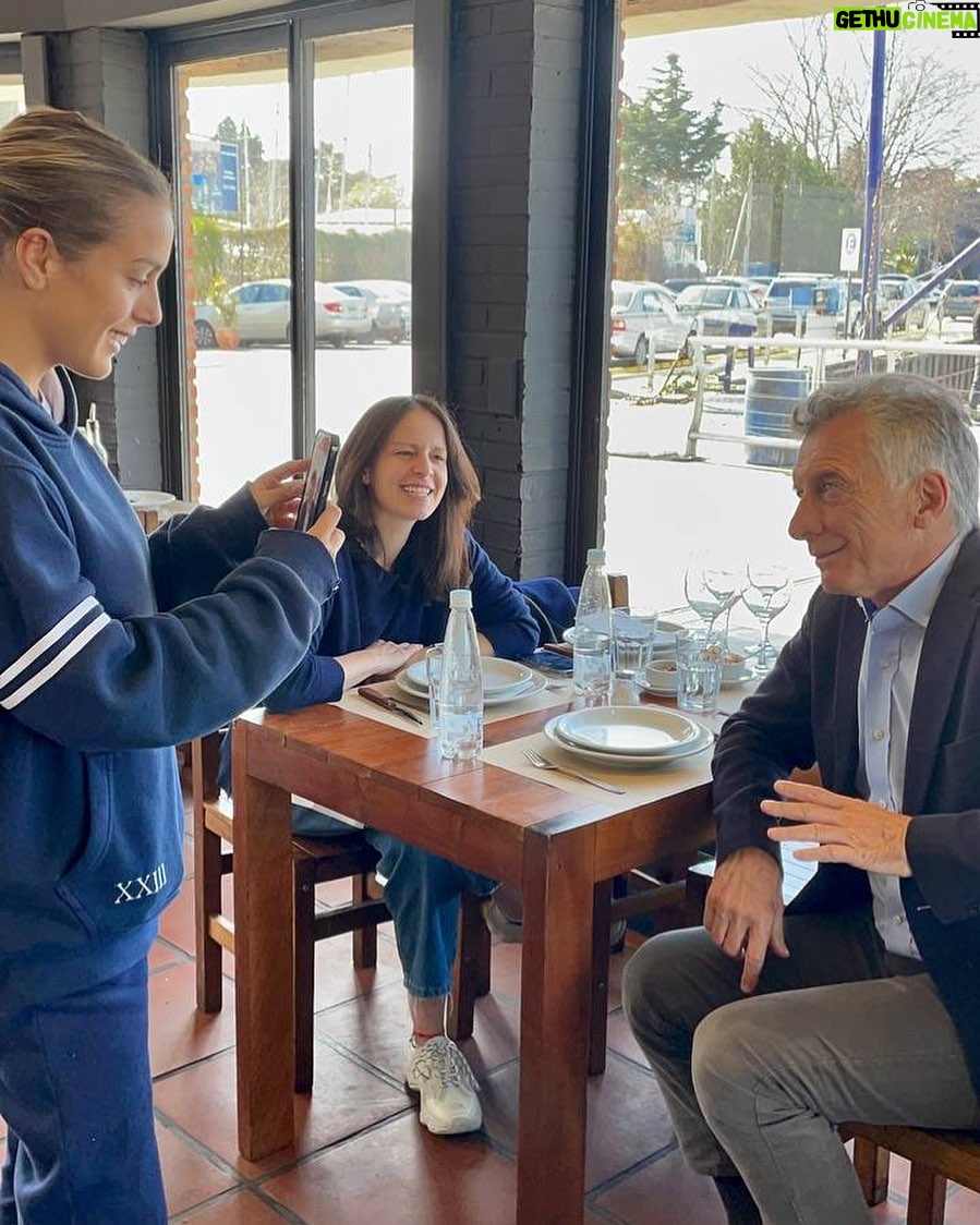 Mauricio Macri - 42K Likes - Orgulloso de ver el crecimiento de Sole, el compromiso y las ganas con las que trabaja todos los días. Estoy convencido de que es la mejor opción para los vecinos de Vicente López, vamos con ella este domingo