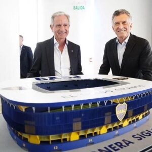 Mauricio Macri Instagram - Es un honor para mí poder contarles que voy a acompañar a Andrés Ibarra como candidato a vicepresidente de Boca. Un vínculo de por vida me une al club. Hoy no puedo abandonarlo frente a la arbitrariedad, el autoritarismo y la prepotencia que vemos. Por allí no tenemos futuro. En cambio, sé que con un esquema de trabajo transparente, ordenado y respetuoso, podemos volver a estar entre los primeros cinco clubes del mundo, lugar que supimos tener y que nunca deberíamos haber dejado. 

La realidad es que la Bombonera nos ha quedado chica. Si queremos estar entre los primeros cinco del mundo necesitamos un estadio a la altura. A esto lo llamamos la Bombonera Siglo XXI, la solución para los miles de socios que no pueden ir hoy a la cancha. Vamos a construir el estadio más grande de Sudamérica, con lugar para 105 mil personas y la mitad destinada a populares. En La Boca y en Boca, es el único proyecto que no requiere comprar tierras o propiedades. 

En nuestra época dorada, cuando tuve el honor de ser presidente, ganamos 16 títulos en 12 años, incluidas 4 Libertadores y 2 Intercontinentales. Le ganamos a dos gigantes de Europa, al Real Madrid y al Milán. Sé que podemos volver a estar en ese lugar y que tenemos el equipo para hacerlo. 

Vamos con toda la pasión y todo el corazón que Boca se merece. Boca por encima de todo y de todos, ninguna persona es más importante que el club.