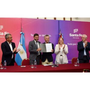 Mauricio Macri Instagram - Gracias al gobernador Maximiliano Pullaro por haberme nombrado Huésped de Honor de la Provincia de Santa Fe. Mi larga relación con esta querida provincia me hace valorar especialmente esta distinción.