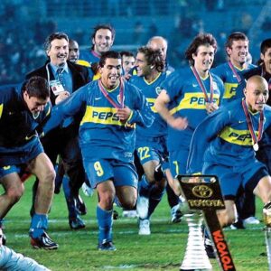 Mauricio Macri Instagram - Es un honor para mí poder contarles que voy a acompañar a Andrés Ibarra como candidato a vicepresidente de Boca. Un vínculo de por vida me une al club. Hoy no puedo abandonarlo frente a la arbitrariedad, el autoritarismo y la prepotencia que vemos. Por allí no tenemos futuro. En cambio, sé que con un esquema de trabajo transparente, ordenado y respetuoso, podemos volver a estar entre los primeros cinco clubes del mundo, lugar que supimos tener y que nunca deberíamos haber dejado. 

La realidad es que la Bombonera nos ha quedado chica. Si queremos estar entre los primeros cinco del mundo necesitamos un estadio a la altura. A esto lo llamamos la Bombonera Siglo XXI, la solución para los miles de socios que no pueden ir hoy a la cancha. Vamos a construir el estadio más grande de Sudamérica, con lugar para 105 mil personas y la mitad destinada a populares. En La Boca y en Boca, es el único proyecto que no requiere comprar tierras o propiedades. 

En nuestra época dorada, cuando tuve el honor de ser presidente, ganamos 16 títulos en 12 años, incluidas 4 Libertadores y 2 Intercontinentales. Le ganamos a dos gigantes de Europa, al Real Madrid y al Milán. Sé que podemos volver a estar en ese lugar y que tenemos el equipo para hacerlo. 

Vamos con toda la pasión y todo el corazón que Boca se merece. Boca por encima de todo y de todos, ninguna persona es más importante que el club.