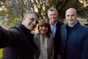 Mauricio Macri Instagram - CREEMOS EN JORGE

En todos estos años la Ciudad de Buenos Aires se transformó en un símbolo de lo que los argentinos podemos lograr cuando tenemos una meta clara, armamos equipos y nos enfocamos en el futuro. Pero las metas que nos fijamos originalmente se mueven, cambian, porque la gente y el mundo cambian, y seguirá sucediendo cada vez más rápido. Nos encontramos ahora ante desafíos económicos, sociales, tecnológicos y políticos difíciles. Es, también, un momento de grandes oportunidades para que los porteños den un salto hacia adelante en salud, seguridad, educación y empleo. Nosotros creemos que Jorge es la persona indicada para interpretar esta etapa. Tiene la experiencia, la voluntad, la valentía y la determinación que requiere la época. Confiamos mucho en él.