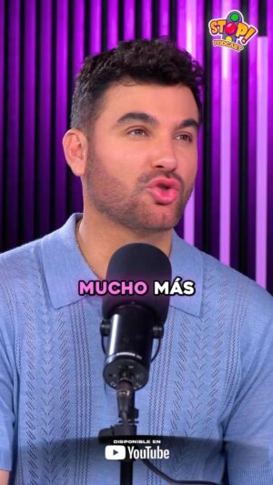 Mauricio Mejía Instagram - Cuando tu amiga se proyecta! #humor #StopPodcast #podcast @pollitotropical